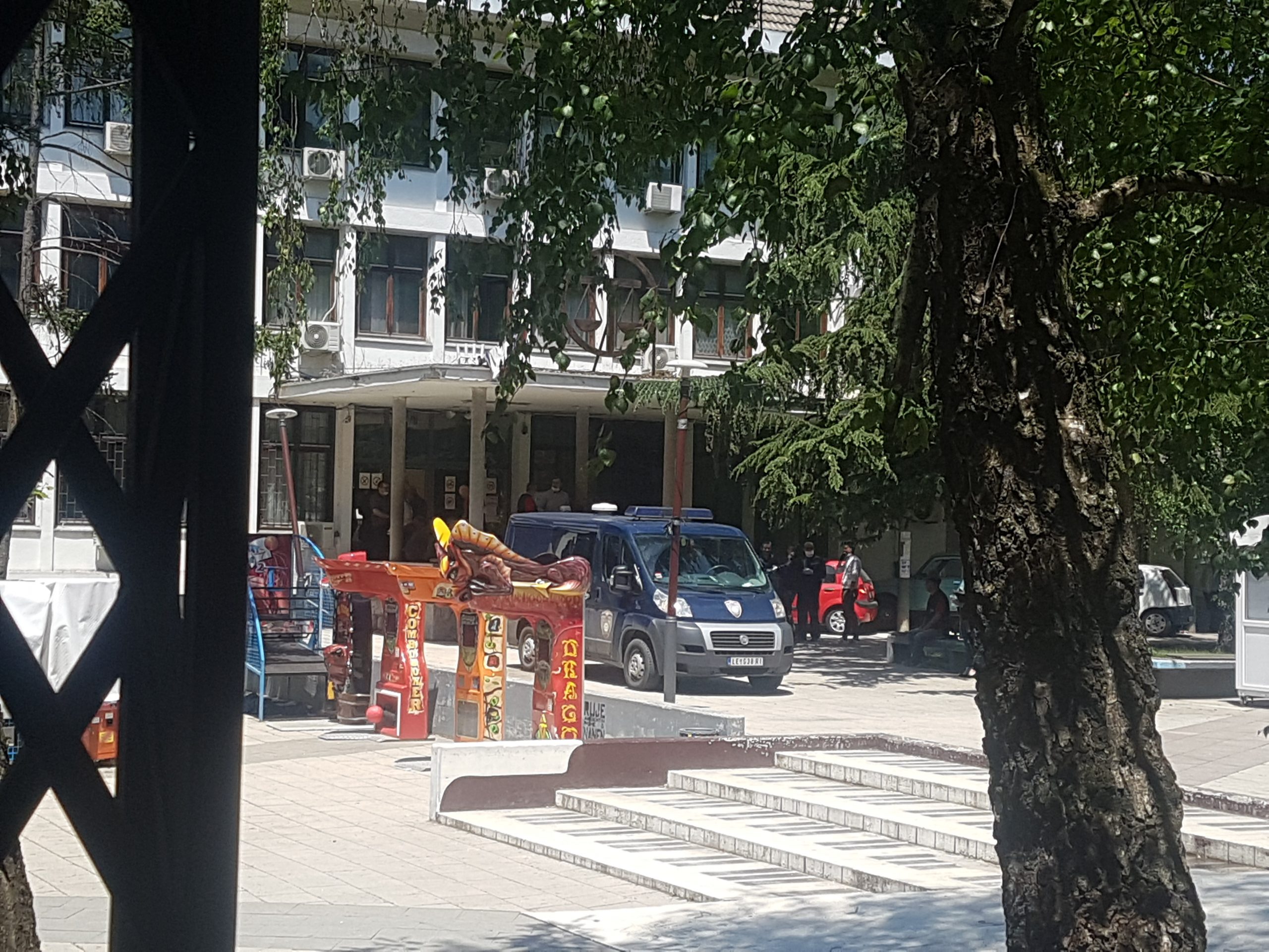 Ja si sillen të dyshuarit në gjykatë nga policia