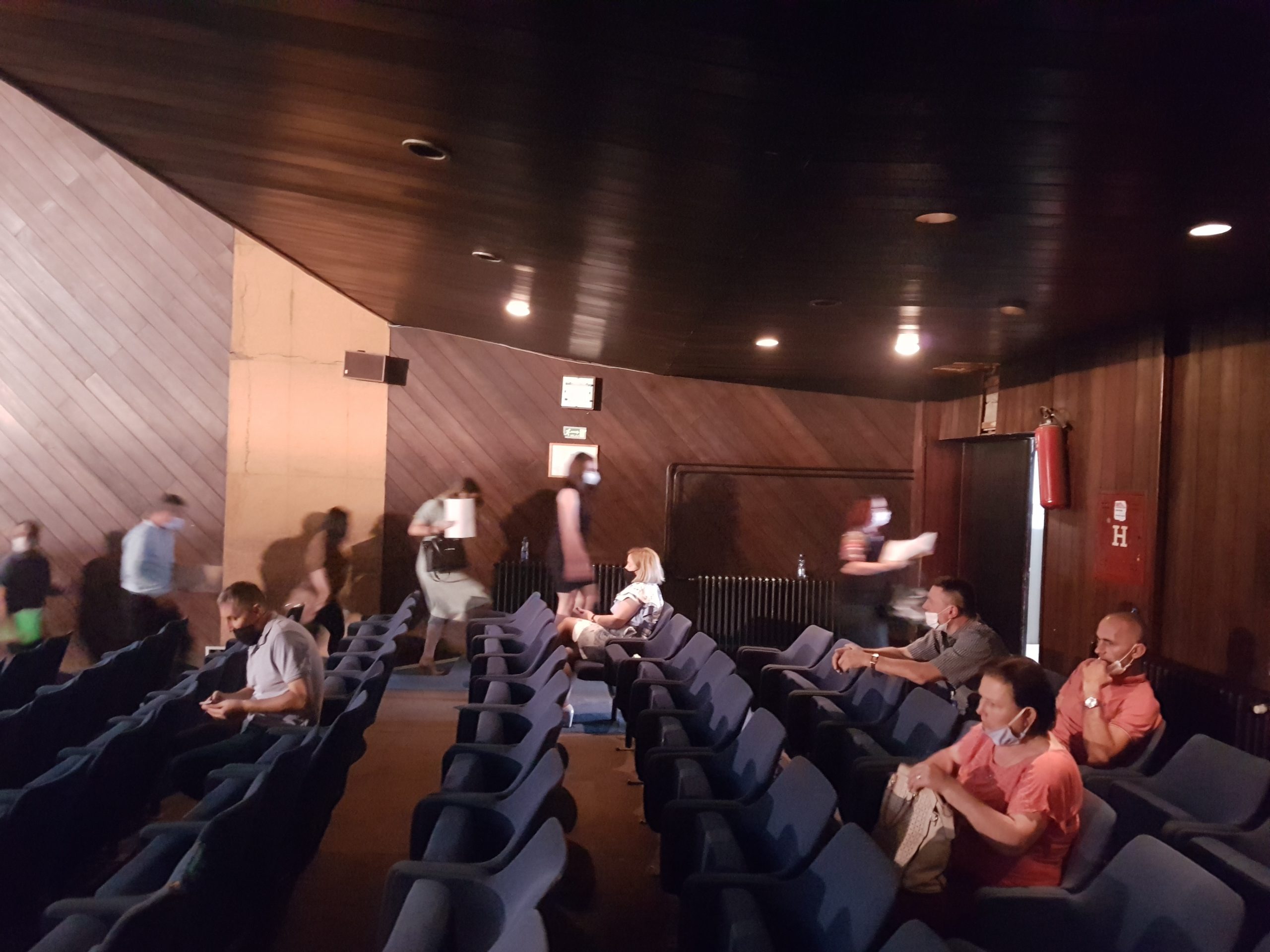 Këshilltarët serbë braktisin seancën konstiuive 