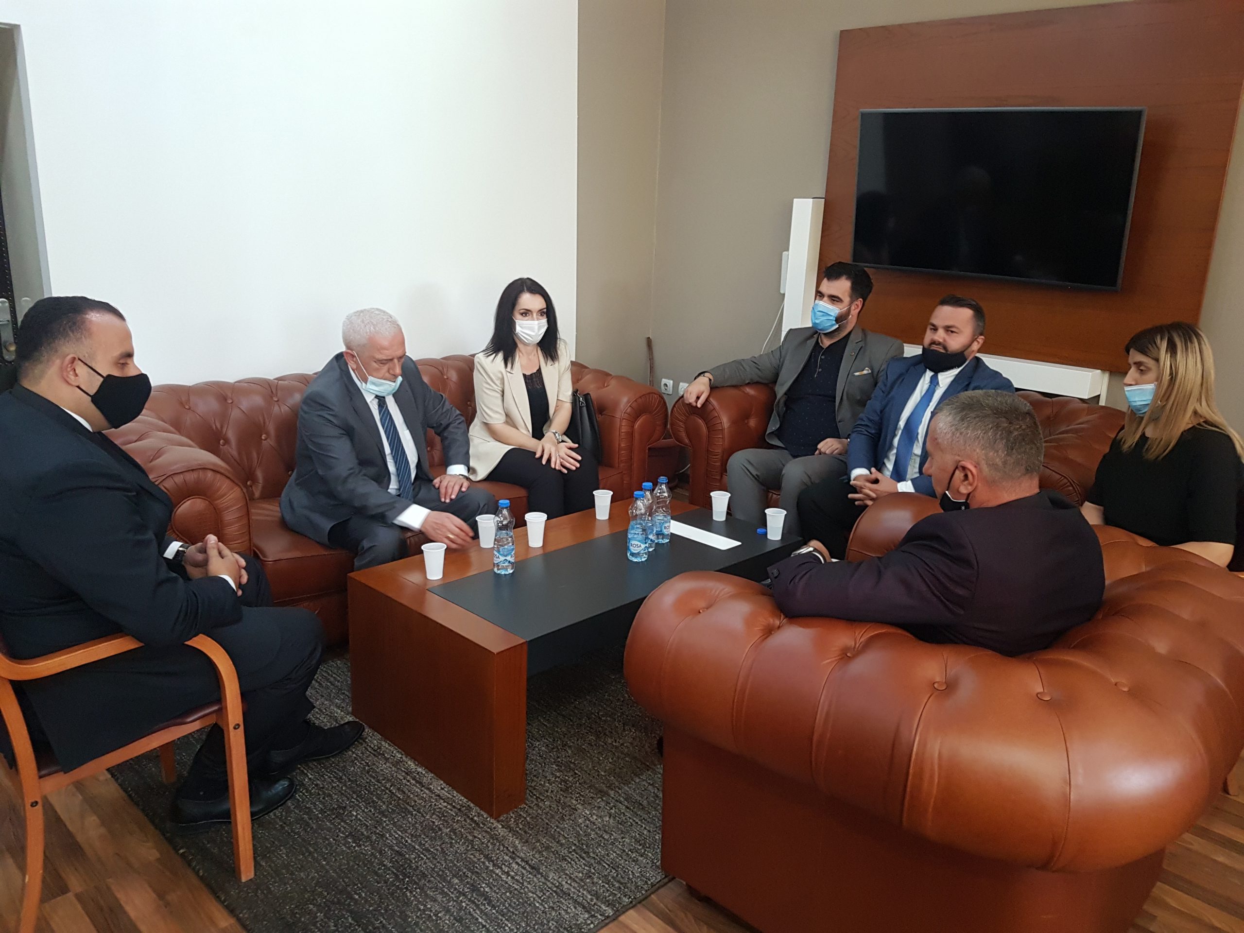 Marrin detyrat drejtuesit e rinj të Bujanocit