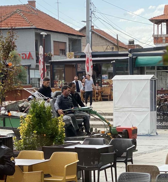Sheshi shndërrohet në arenë motokultivatorësh dhe hekrishtash