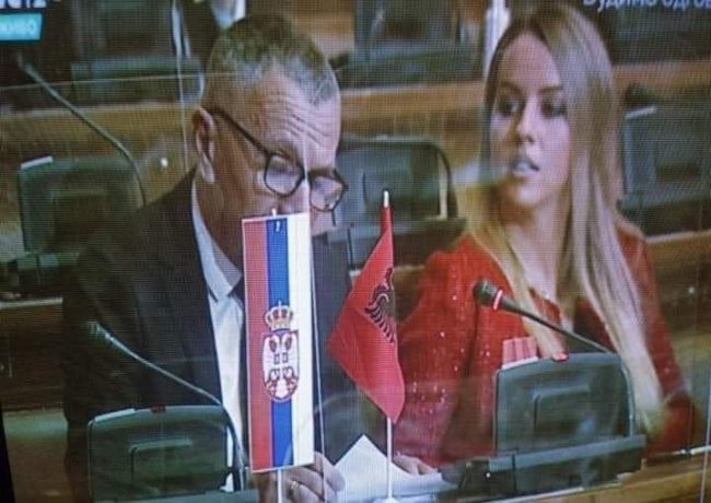 Shaip Kamberi vendos flamurin shqiptar në Parlamentin e Serbisë(video)