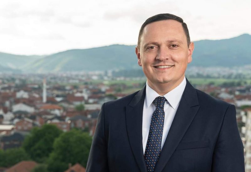 Pajaziti: Për ndërtimin e shtëpive të shqiptarëve po çitet peshqiri në xhami, refugjatëve nga Kosova po u bëhen të gatshme