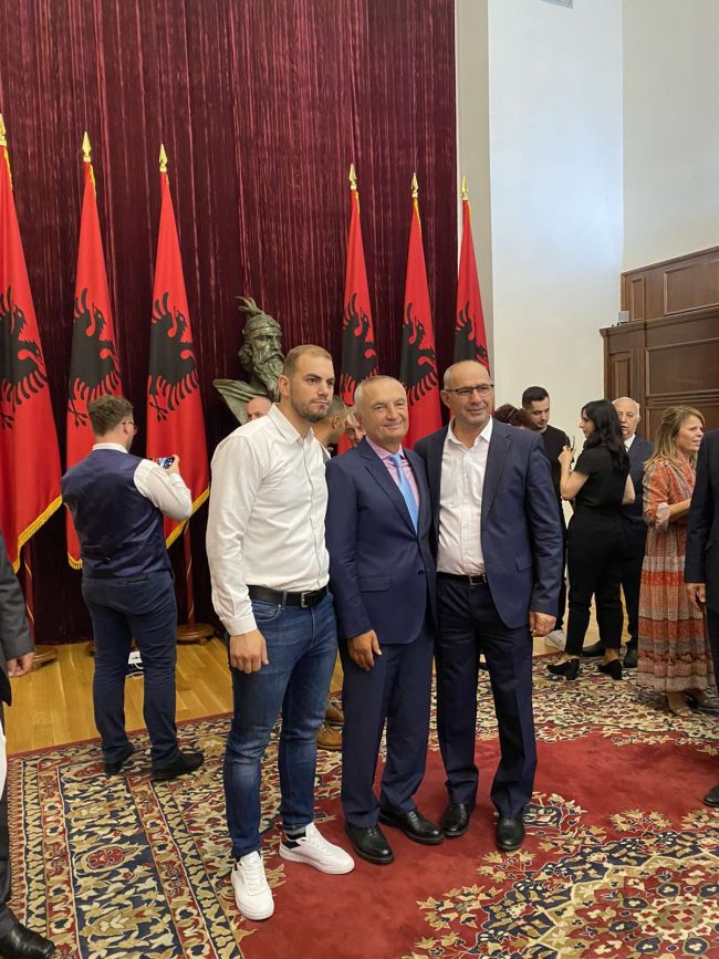 Presidenti i Shqipërisë dekoron Ridvan Qazimin- Komandant Lleshin
