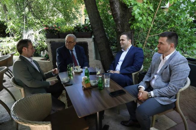 Ambasadori i Shqipërisë takon drejtuesit e pushtetit lokal të Preshevës