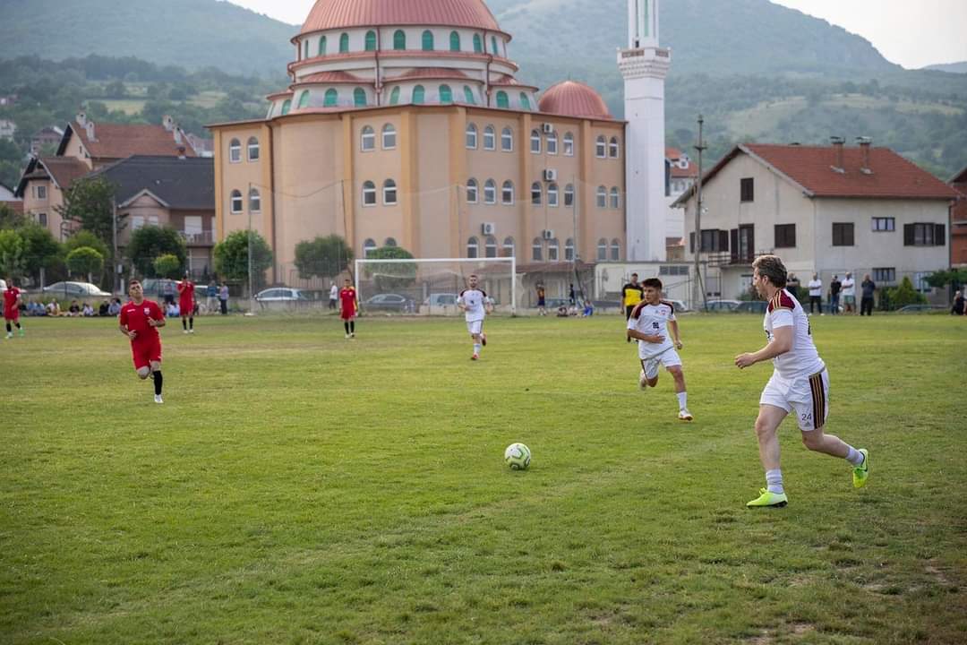 Kryetari Shqiprim Arifi si futbollist, luan në ndeshje miqësore dhe uron KF Lugina për titullin kampion