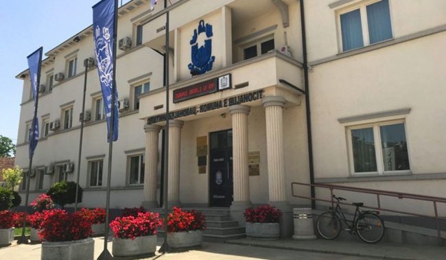 Qasja e personave me aftësi të kufizuar në ndërtesën e komunës së Bujanocit