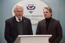 Arifi takon ambasadorin Hill (video)