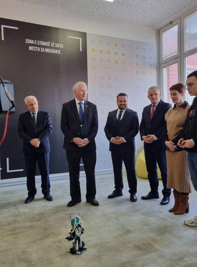 Ambasadori amerikan përuron kabinetin „Makers Lab“, në „Sezai Surroi“