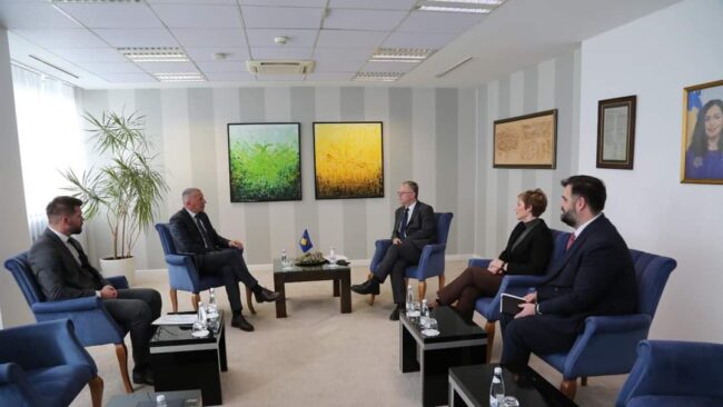 Zëvendëskryeministri Bislimi takon deputetin Kamberi dhe kryetarin e KKSH, Lutfiu