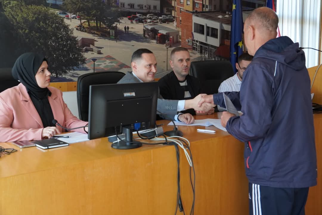Kursimi i energjisë, përfitojnë 64 familje: Pajaziti ndanë kontratat Kursimi i energjisë, përfitojnë 64 familje: Pajaziti ndanë kontratat