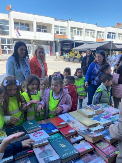Biblioteka e Bujanocit me libra në sheshin e qytetit Biblioteka e Bujanocit me libra në sheshin e qytetit
