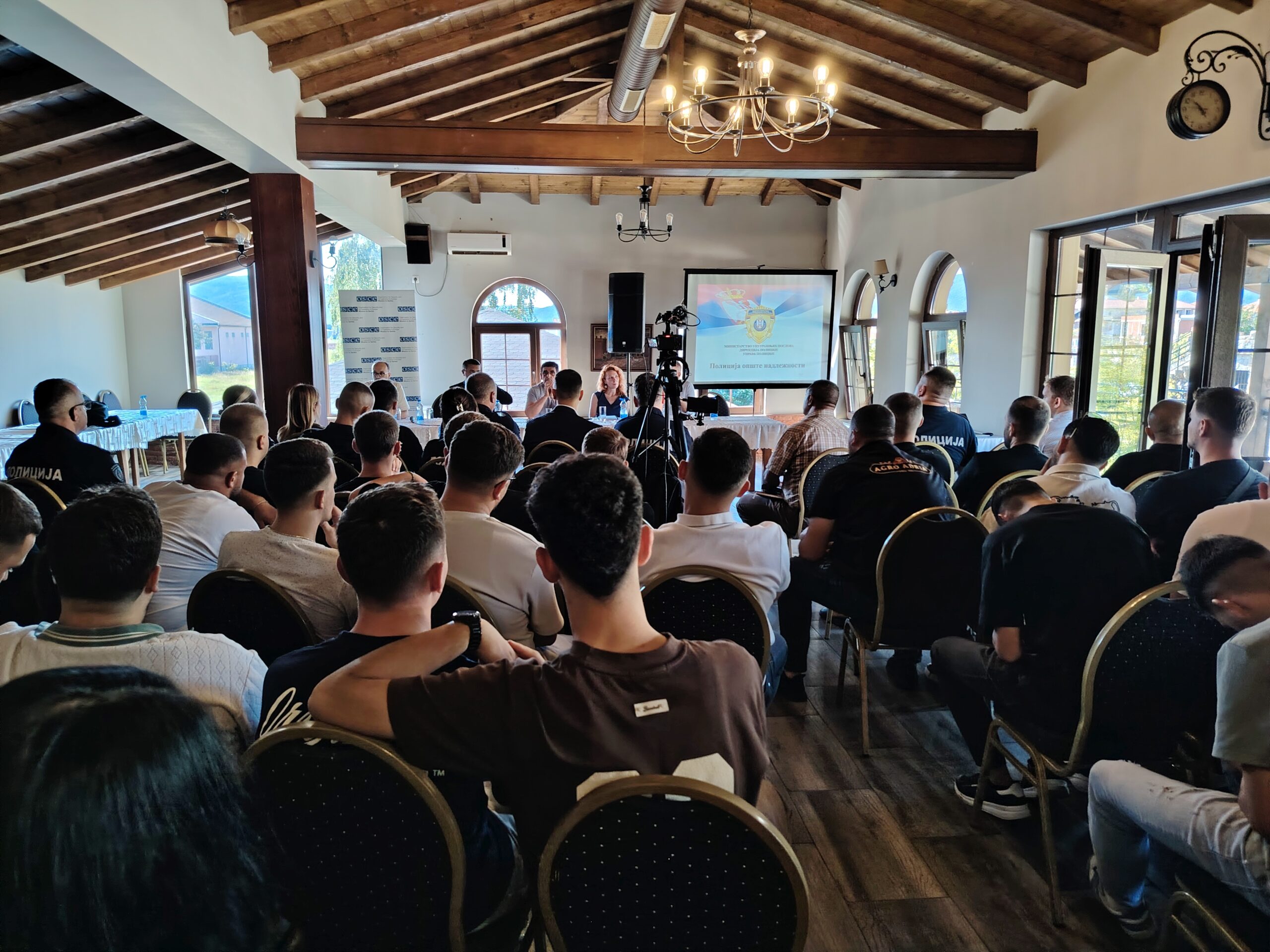 Diskutim publik për shqiptarët në polici Diskutim publik për shqiptarët në polici